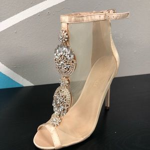 Nude mesh heel with brooch